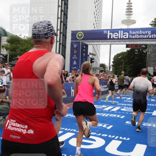 29.06.2025 - hella hamburg halbmarathon Michael Strokosch http://msf.ph/oto/8240424 29.06.2025 10:55:12 Ziel 1549, 1628, 2119, 2448, 2884, 3041, 3791, 3945, 4903, 6355, 8691, 9060, 9361, 9380, 10191, 10192, 11333, 11747, 11976, 12248, 12961, 13297, 14750, 14834, 14948, 16108, 16630, 17803, 17842, 18031, 18966 meine-sportfotos.de