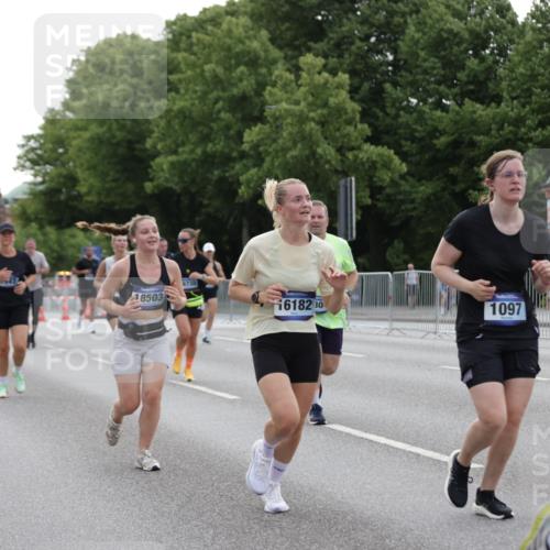 29.06.2025 - hella hamburg halbmarathon Jannik Wohlers http://msf.ph/oto/8240437 29.06.2025 10:29:40 Lombardsbrücke 1097, 1547, 1694, 3443, 3573, 3613, 4580, 5063, 5322, 6598, 6616, 6626, 8792, 8941, 10162, 12305, 12504, 12537, 12710, 13031, 14304, 16182, 16601, 16604, 16735, 16769, 17529, 18503 meine-sportfotos.de