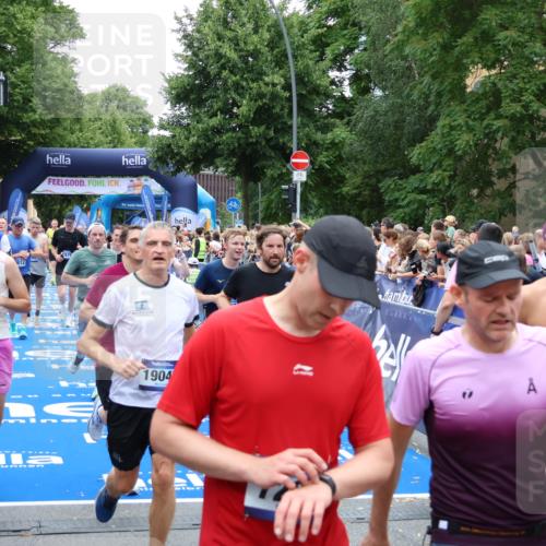 29.06.2025 - hella hamburg halbmarathon Zöllner http://msf.ph/oto/8240443 29.06.2025 10:55:56 Ziel 1179, 2612, 3256, 3668, 4772, 7147, 7976, 8968, 9246, 10084, 13474, 15884, 16401, 16434, 16786, 18125, 18867, 19047 meine-sportfotos.de