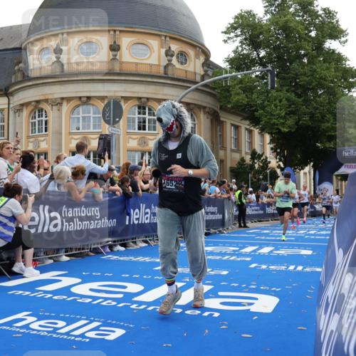 29.06.2025 - hella hamburg halbmarathon Strokosch-Dieckow http://msf.ph/oto/8240445 29.06.2025 10:36:39 Ziel 1571, 2121, 3809, 4865, 5092, 5961, 6529, 6915, 8121, 13343, 14622, 15621, 16523, 18038, 18733 meine-sportfotos.de
