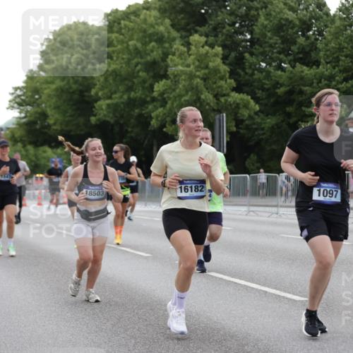 29.06.2025 - hella hamburg halbmarathon Jannik Wohlers http://msf.ph/oto/8240448 29.06.2025 10:29:40 Lombardsbrücke 1097, 1547, 1694, 3443, 3573, 3613, 4580, 5063, 5322, 6598, 6616, 6626, 8792, 8941, 10162, 12305, 12504, 12537, 12710, 13031, 14304, 16182, 16601, 16604, 16735, 16769, 17529, 18503 meine-sportfotos.de