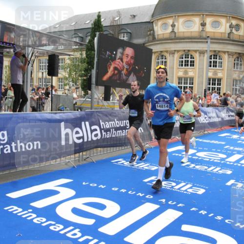 29.06.2025 - hella hamburg halbmarathon Michael Strokosch http://msf.ph/oto/8240460 29.06.2025 10:48:17 Ziel 1914, 7599, 8916, 9544, 11211, 12685, 14192, 14797, 14814, 15590, 15629, 15973, 15981, 16269, 18963, 19127 meine-sportfotos.de
