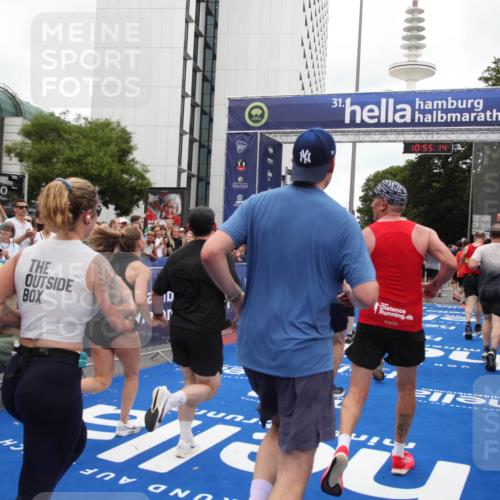 29.06.2025 - hella hamburg halbmarathon Michael Strokosch http://msf.ph/oto/8240473 29.06.2025 10:55:13 Ziel 1549, 1628, 2119, 2448, 3041, 3791, 3945, 4903, 6355, 8691, 9060, 9361, 9380, 10191, 10192, 10582, 11333, 11747, 11976, 12248, 12961, 13297, 14834, 14948, 15854, 16108, 16630, 17803, 17842, 18031, 18966 meine-sportfotos.de