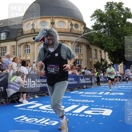 29.06.2025 - hella hamburg halbmarathon Strokosch-Dieckow http://msf.ph/oto/8240479 29.06.2025 10:36:39 Ziel 1571, 2121, 3809, 4865, 5092, 5961, 6529, 6915, 8121, 13343, 14622, 15621, 16523, 18038, 18733 meine-sportfotos.de