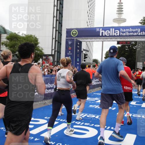 29.06.2025 - hella hamburg halbmarathon Michael Strokosch http://msf.ph/oto/8240489 29.06.2025 10:55:13 Ziel 1549, 1628, 2119, 2448, 3041, 3791, 3945, 4903, 6355, 8691, 9060, 9361, 9380, 10191, 10192, 10582, 11333, 11747, 11976, 12248, 12961, 13297, 14834, 14948, 15854, 16108, 16630, 17803, 17842, 18031, 18966 meine-sportfotos.de