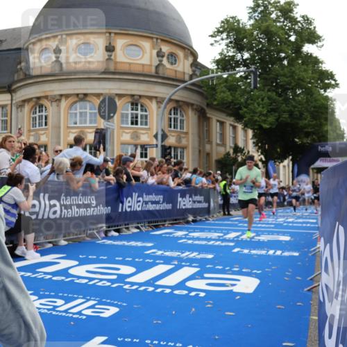 29.06.2025 - hella hamburg halbmarathon Strokosch-Dieckow http://msf.ph/oto/8240505 29.06.2025 10:36:39 Ziel 1571, 2121, 3809, 4865, 5092, 5961, 6529, 6915, 8121, 13343, 14622, 15621, 16523, 18038, 18733 meine-sportfotos.de
