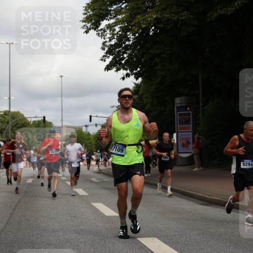 29.06.2025 - hella hamburg halbmarathon Yannick Fuchs http://msf.ph/oto/8240506 29.06.2025 10:34:52 20KM 1603, 1882, 2324, 2714, 2750, 2826, 4843, 5050, 5375, 5409, 5508, 5745, 5803, 5916, 6080, 6149, 6152, 6649, 7109, 7495, 7622, 8370, 8465, 8467, 9294, 10369, 10900, 10968, 11731, 12088, 12540, 12704, 12865, 13029, 13667, 14924, 15015, 15424, 15542, 15813, 16580, 16761, 17245, 18614, 18979 meine-sportfotos.de