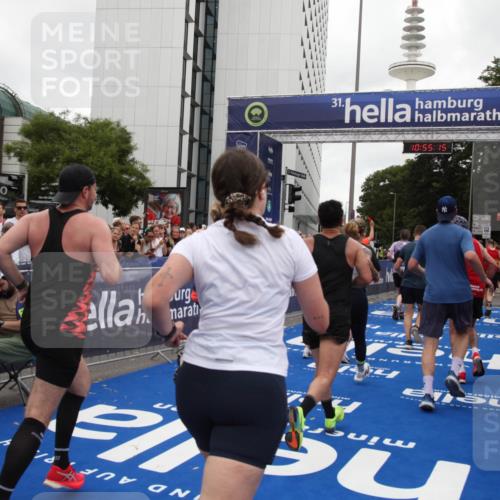 29.06.2025 - hella hamburg halbmarathon Michael Strokosch http://msf.ph/oto/8240519 29.06.2025 10:55:14 Ziel 1549, 1628, 2119, 2448, 3041, 3945, 4903, 6355, 8691, 8973, 9361, 9380, 10188, 10191, 10192, 10582, 11747, 11976, 12248, 12961, 14834, 14948, 15854, 16108, 16630, 17842, 18031, 18966 meine-sportfotos.de