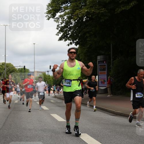 29.06.2025 - hella hamburg halbmarathon Yannick Fuchs http://msf.ph/oto/8240520 29.06.2025 10:34:52 20KM 1603, 1882, 2324, 2714, 2750, 2826, 4843, 5050, 5375, 5409, 5508, 5745, 5803, 5916, 6080, 6149, 6152, 6649, 7109, 7495, 7622, 8370, 8465, 8467, 9294, 10369, 10900, 10968, 11731, 12088, 12540, 12704, 12865, 13029, 13667, 14924, 15015, 15424, 15542, 15813, 16580, 16761, 17245, 18614, 18979 meine-sportfotos.de