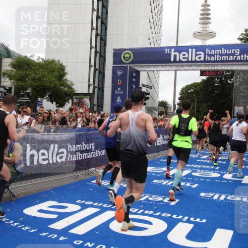 29.06.2025 - hella hamburg halbmarathon Michael Strokosch http://msf.ph/oto/8240560 29.06.2025 10:55:16 Ziel 1549, 1628, 2119, 2448, 3041, 3945, 4903, 6355, 6891, 8973, 9361, 9380, 10188, 10191, 10192, 10582, 11747, 12248, 12961, 14834, 15854, 16108, 16521, 16630, 18031, 18966 meine-sportfotos.de