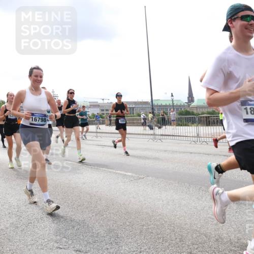 29.06.2025 - hella hamburg halbmarathon Lena Gebhardt http://msf.ph/oto/8240577 29.06.2025 10:33:49 Lombardsbrücke 1189, 1275, 1417, 1705, 1787, 1896, 1995, 2265, 2342, 2482, 2496, 2526, 2776, 2933, 3170, 3264, 3340, 3345, 3560, 3812, 3829, 3848, 4164, 4361, 4433, 4449, 4479, 4696, 4807, 4942, 5075, 5096, 5141, 5557, 5561, 5566, 5569, 5584, 5691, 5821, 5822, 5887, 6109, 6364, 6515, 6516, 6854, 6956, 6999, 7027, 7565, 7653, 7705, 8021, 8157, 8202, 8277, 8282, 8375, 8377, 8383, 8401, 8891, 9094, 9234, 9258, 9438, 9750, 9780, 9799, 9875, 9995, 10007, 10071, 10561, 11811 meine-sportfotos.de