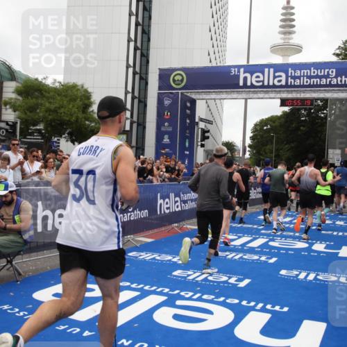 29.06.2025 - hella hamburg halbmarathon Michael Strokosch http://msf.ph/oto/8240625 29.06.2025 10:55:17 Ziel 1549, 1628, 2119, 2448, 3041, 3945, 4903, 6355, 6891, 8973, 9361, 10188, 10191, 10192, 10263, 10582, 11747, 12248, 12961, 14834, 15854, 16108, 16521, 18031, 18966 meine-sportfotos.de