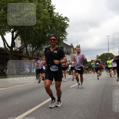 29.06.2025 - hella hamburg halbmarathon Yannick Fuchs http://msf.ph/oto/8240636 29.06.2025 10:47:22 20KM 1061, 1151, 1258, 1499, 1706, 1727, 1783, 2074, 2082, 2099, 2346, 2910, 3059, 3208, 3209, 3334, 4065, 4635, 4770, 5077, 5866, 6198, 6628, 6629, 6762, 6877, 7177, 7509, 7864, 7918, 8273, 8361, 8390, 8447, 9142, 9537, 10549, 10724, 10891, 10895, 11992, 12379, 12413, 12490, 12875, 12909, 12910, 13032, 13289, 13997, 14323, 15061, 15126, 15179, 15430, 15497, 16538, 16986, 18134, 18487, 18590, 18720, 18901, 19244 meine-sportfotos.de