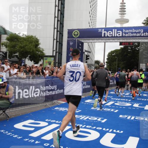 29.06.2025 - hella hamburg halbmarathon Michael Strokosch http://msf.ph/oto/8240645 29.06.2025 10:55:18 Ziel 1549, 1628, 2119, 2448, 3041, 4903, 6355, 6723, 6891, 8973, 9361, 10188, 10191, 10192, 10263, 10582, 11747, 12248, 14834, 15854, 16108, 16521, 18031, 18966 meine-sportfotos.de