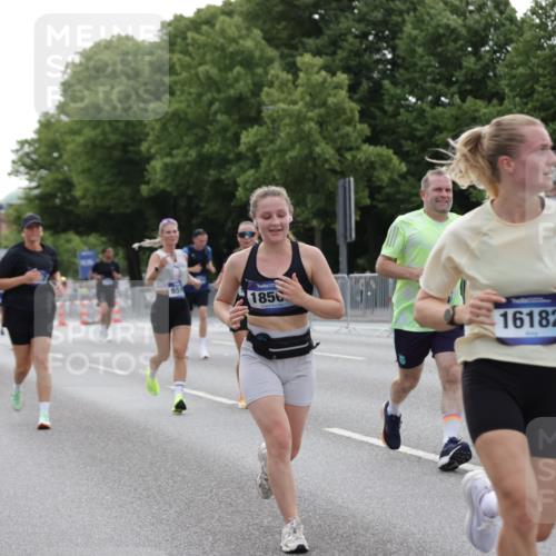 29.06.2025 - hella hamburg halbmarathon Jannik Wohlers http://msf.ph/oto/8240647 29.06.2025 10:29:41 Lombardsbrücke 1097, 1547, 3443, 3573, 3613, 5063, 5322, 6598, 6616, 6626, 8792, 8941, 10162, 12305, 12504, 12537, 12710, 13031, 14304, 16182, 16601, 16604, 16735, 16769, 17529, 18046, 18503 meine-sportfotos.de