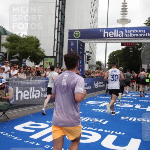 29.06.2025 - hella hamburg halbmarathon Michael Strokosch http://msf.ph/oto/8240676 29.06.2025 10:55:19 Ziel 1549, 1628, 2119, 4903, 5643, 6723, 6891, 8973, 9361, 10188, 10263, 10582, 11184, 11747, 12248, 13470, 14834, 15854, 16108, 16521, 18031, 18380, 18531, 18966 meine-sportfotos.de