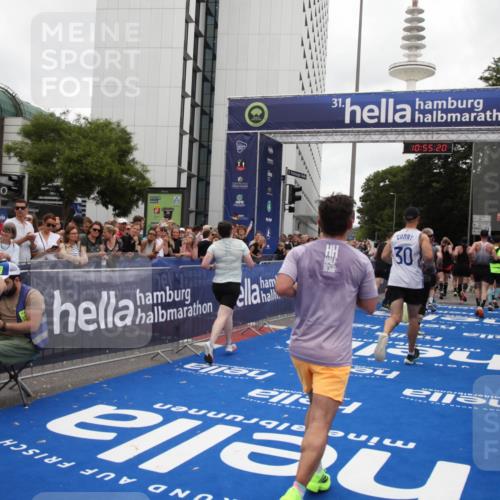 29.06.2025 - hella hamburg halbmarathon Michael Strokosch http://msf.ph/oto/8240693 29.06.2025 10:55:19 Ziel 1549, 1628, 2119, 4903, 5643, 6723, 6891, 8973, 9361, 10188, 10263, 10582, 11184, 11747, 12248, 13470, 14834, 15854, 16108, 16521, 18031, 18380, 18531, 18966 meine-sportfotos.de