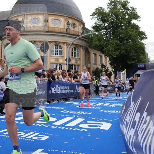 29.06.2025 - hella hamburg halbmarathon Strokosch-Dieckow http://msf.ph/oto/8240695 29.06.2025 10:36:41 Ziel 1571, 3809, 4865, 5092, 5961, 6529, 6915, 13343, 14622, 15621, 15939, 16523, 18038, 18733 meine-sportfotos.de