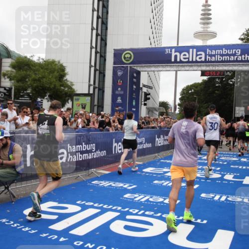 29.06.2025 - hella hamburg halbmarathon Michael Strokosch http://msf.ph/oto/8240705 29.06.2025 10:55:19 Ziel 1549, 1628, 2119, 4903, 5643, 6723, 6891, 8973, 9361, 10188, 10263, 10582, 11184, 11747, 12248, 13470, 14834, 15854, 16108, 16521, 18031, 18380, 18531, 18966 meine-sportfotos.de