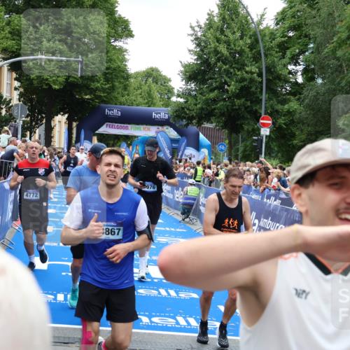 29.06.2025 - hella hamburg halbmarathon Zöllner http://msf.ph/oto/8240706 29.06.2025 10:55:59 Ziel 2612, 3256, 3668, 4772, 7147, 7976, 8968, 9246, 10084, 14867, 15184, 15868, 15884, 16176, 18867 meine-sportfotos.de