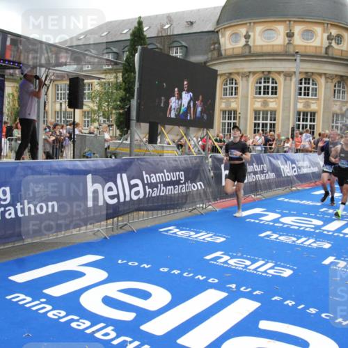 29.06.2025 - hella hamburg halbmarathon Michael Strokosch http://msf.ph/oto/8240725 29.06.2025 10:48:19 Ziel 7599, 8916, 9770, 11211, 11467, 12685, 14797, 14814, 15590, 15629, 15735, 15981, 18963, 19127 meine-sportfotos.de
