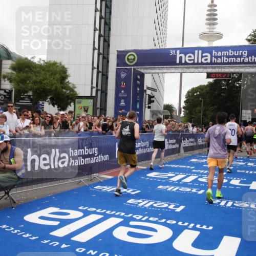 29.06.2025 - hella hamburg halbmarathon Michael Strokosch http://msf.ph/oto/8240735 29.06.2025 10:55:20 Ziel 1549, 1628, 2119, 4903, 5643, 6723, 6891, 8973, 10188, 10263, 10582, 11184, 12526, 13470, 14834, 15854, 16521, 18031, 18290, 18380, 18531, 18966 meine-sportfotos.de