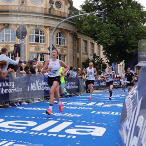 29.06.2025 - hella hamburg halbmarathon Strokosch-Dieckow http://msf.ph/oto/8240736 29.06.2025 10:36:41 Ziel 1571, 3809, 4865, 5092, 5961, 6529, 6915, 13343, 14622, 15621, 15939, 16523, 18038, 18733 meine-sportfotos.de