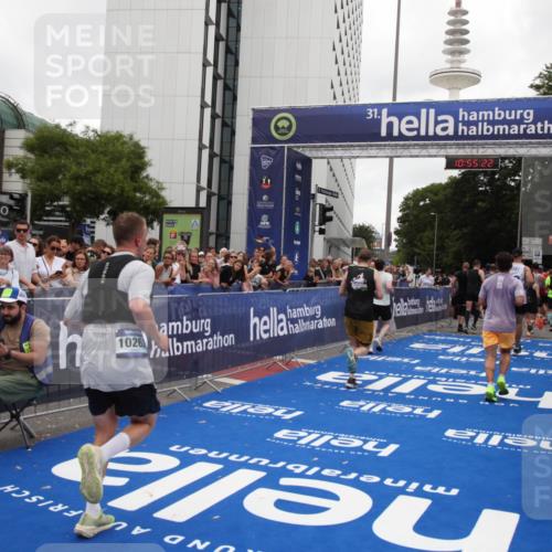 29.06.2025 - hella hamburg halbmarathon Michael Strokosch http://msf.ph/oto/8240748 29.06.2025 10:55:21 Ziel 4903, 5643, 6723, 6891, 8973, 10188, 10263, 10582, 11184, 12526, 13470, 15854, 16521, 18031, 18290, 18380, 18531, 18966 meine-sportfotos.de
