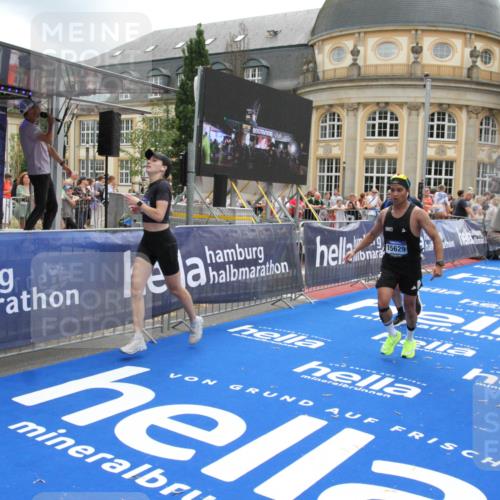 29.06.2025 - hella hamburg halbmarathon Michael Strokosch http://msf.ph/oto/8240782 29.06.2025 10:48:20 Ziel 7367, 7599, 8916, 9770, 11211, 11467, 12685, 14797, 14814, 15590, 15629, 15735, 15981, 17982, 18963, 19127 meine-sportfotos.de