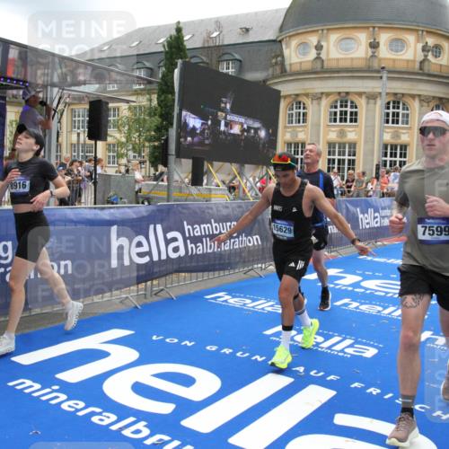 29.06.2025 - hella hamburg halbmarathon Michael Strokosch http://msf.ph/oto/8240820 29.06.2025 10:48:20 Ziel 7367, 7599, 8916, 9770, 11211, 11467, 12685, 14797, 14814, 15590, 15629, 15735, 15981, 17982, 18963, 19127 meine-sportfotos.de