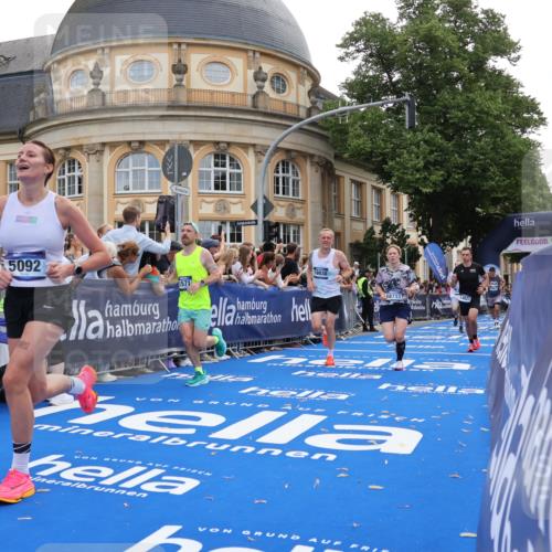 29.06.2025 - hella hamburg halbmarathon Strokosch-Dieckow http://msf.ph/oto/8240829 29.06.2025 10:36:42 Ziel 1571, 3809, 4865, 5092, 5961, 6529, 13343, 14622, 15621, 15939, 16523, 18038, 18733 meine-sportfotos.de