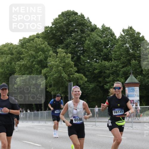 29.06.2025 - hella hamburg halbmarathon Jannik Wohlers http://msf.ph/oto/8240830 29.06.2025 10:29:43 Lombardsbrücke 1097, 1547, 3443, 3573, 3613, 5063, 5322, 6598, 6616, 6626, 8792, 8941, 10162, 12504, 12537, 12710, 14304, 16182, 16601, 16604, 16735, 16769, 17529, 18046, 18503, 18671 meine-sportfotos.de