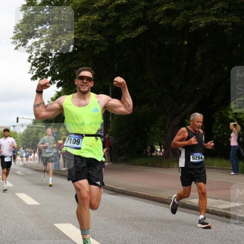 29.06.2025 - hella hamburg halbmarathon Yannick Fuchs http://msf.ph/oto/8240858 29.06.2025 10:34:52 20KM 1603, 1882, 2324, 2714, 2750, 2826, 4843, 5050, 5375, 5409, 5508, 5745, 5803, 5916, 6080, 6149, 6152, 6649, 7109, 7495, 7622, 8370, 8465, 8467, 9294, 10369, 10900, 10968, 11731, 12088, 12540, 12704, 12865, 13029, 13667, 14924, 15015, 15424, 15542, 15813, 16580, 16761, 17245, 18614, 18979 meine-sportfotos.de