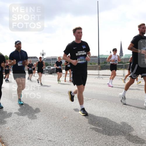 29.06.2025 - hella hamburg halbmarathon Lena Gebhardt http://msf.ph/oto/8240880 29.06.2025 10:45:20 Lombardsbrücke 1024, 1060, 1085, 1273, 1629, 1685, 1713, 1798, 1924, 2007, 2008, 2216, 2217, 2657, 2664, 2779, 2973, 3160, 3164, 3357, 3377, 3570, 3879, 3993, 4099, 4102, 4186, 4224, 4275, 4306, 4337, 4504, 4820, 4851, 5099, 5108, 5190, 5339, 5636, 5949, 6150, 6509, 6763, 6788, 6841, 6888, 6911, 6922, 6980, 7283, 7530, 7541, 7699, 7859, 7912, 8594, 8605, 8745, 8762, 8907, 9036, 9620, 10030, 10182, 10225, 10562, 10566, 10668, 10707, 11314, 12198, 12332, 12334, 12394, 13039, 13261 meine-sportfotos.de
