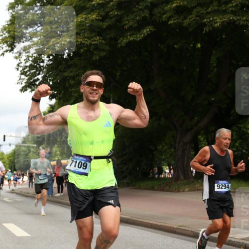 29.06.2025 - hella hamburg halbmarathon Yannick Fuchs http://msf.ph/oto/8240899 29.06.2025 10:34:52 20KM 1603, 1882, 2324, 2714, 2750, 2826, 4843, 5050, 5375, 5409, 5508, 5745, 5803, 5916, 6080, 6149, 6152, 6649, 7109, 7495, 7622, 8370, 8465, 8467, 9294, 10369, 10900, 10968, 11731, 12088, 12540, 12704, 12865, 13029, 13667, 14924, 15015, 15424, 15542, 15813, 16580, 16761, 17245, 18614, 18979 meine-sportfotos.de