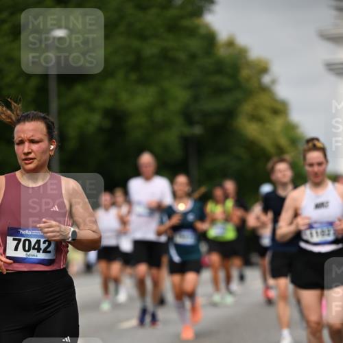 29.06.2025 - hella hamburg halbmarathon Dr. Thomas Lammeyer http://msf.ph/oto/8240921 29.06.2025 10:14:03 Kennedybrücke 1483, 1513, 1573, 1838, 3921, 4389, 5511, 7042, 7250, 7333, 7685, 8090, 8219, 8890, 9366, 9674, 9681, 9816, 9988, 11027, 11180 meine-sportfotos.de