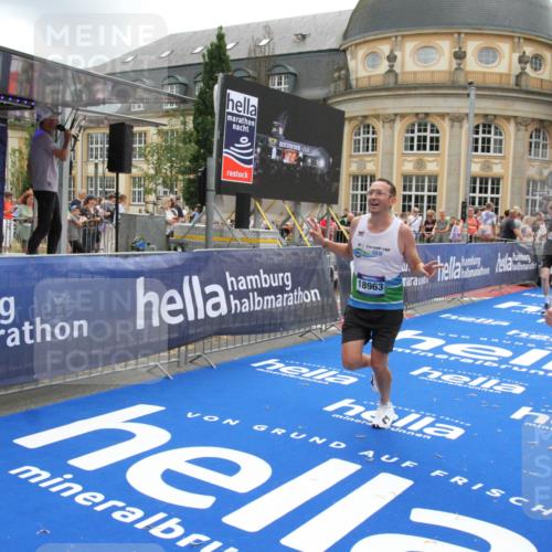 29.06.2025 - hella hamburg halbmarathon Michael Strokosch http://msf.ph/oto/8240974 29.06.2025 10:48:22 Ziel 1537, 5129, 5528, 6923, 7367, 7599, 8216, 8916, 9770, 11211, 11467, 14797, 15629, 15735, 17745, 17982, 18963, 19127 meine-sportfotos.de
