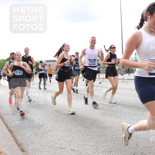 29.06.2025 - hella hamburg halbmarathon Lena Gebhardt http://msf.ph/oto/8241015 29.06.2025 10:33:50 Lombardsbrücke 1189, 1275, 1417, 1705, 1787, 1896, 1995, 2265, 2342, 2482, 2496, 2526, 2776, 2933, 3170, 3264, 3340, 3345, 3560, 3812, 3829, 3848, 4164, 4361, 4433, 4449, 4479, 4696, 4807, 4942, 5075, 5096, 5141, 5557, 5561, 5566, 5569, 5584, 5691, 5821, 5822, 5887, 6109, 6364, 6515, 6516, 6854, 6956, 6999, 7027, 7565, 7653, 7705, 8021, 8157, 8202, 8277, 8282, 8375, 8377, 8383, 8401, 8891, 9094, 9234, 9258, 9438, 9750, 9799, 9875, 9995, 10007, 10071, 10561, 11811 meine-sportfotos.de