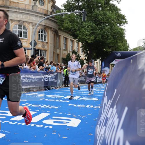 29.06.2025 - hella hamburg halbmarathon Strokosch-Dieckow http://msf.ph/oto/8241022 29.06.2025 10:36:45 Ziel 1571, 4865, 5092, 5961, 6529, 7310, 13141, 13343, 14622, 15621, 15939, 18038, 18384, 18733 meine-sportfotos.de