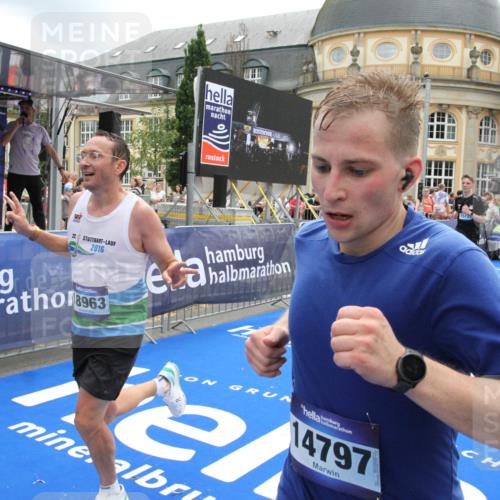29.06.2025 - hella hamburg halbmarathon Michael Strokosch http://msf.ph/oto/8241037 29.06.2025 10:48:23 Ziel 1537, 5129, 5528, 6923, 7367, 7599, 8216, 9770, 11211, 11467, 14797, 15629, 15735, 17745, 17982, 18963, 19127 meine-sportfotos.de