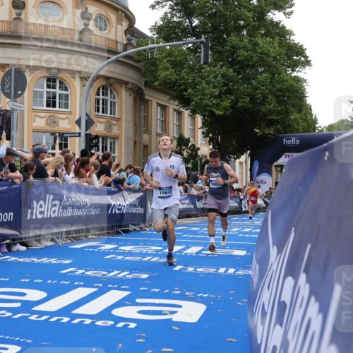 29.06.2025 - hella hamburg halbmarathon Strokosch-Dieckow http://msf.ph/oto/8241045 29.06.2025 10:36:45 Ziel 1571, 4865, 5092, 5961, 6529, 7310, 13141, 13343, 14622, 15621, 15939, 18038, 18384, 18733 meine-sportfotos.de