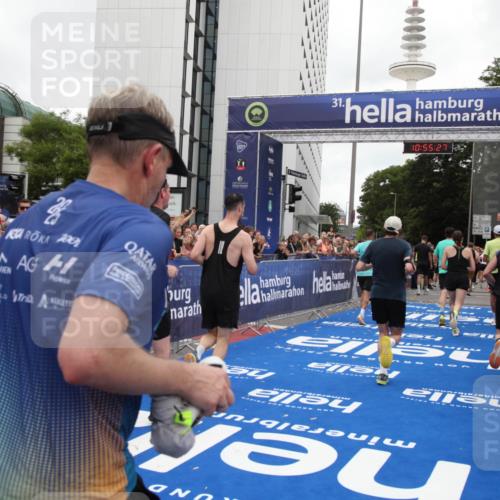 29.06.2025 - hella hamburg halbmarathon Michael Strokosch http://msf.ph/oto/8241049 29.06.2025 10:55:25 Ziel 1130, 4189, 5287, 5643, 6723, 6938, 8487, 10263, 11184, 12526, 13236, 13470, 16985, 17603, 17940, 18290, 18380, 18531 meine-sportfotos.de