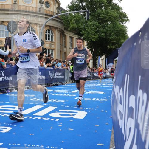 29.06.2025 - hella hamburg halbmarathon Strokosch-Dieckow http://msf.ph/oto/8241075 29.06.2025 10:36:46 Ziel 1571, 4865, 5961, 6529, 7310, 13141, 13343, 14622, 15621, 15939, 18038, 18384, 18733 meine-sportfotos.de