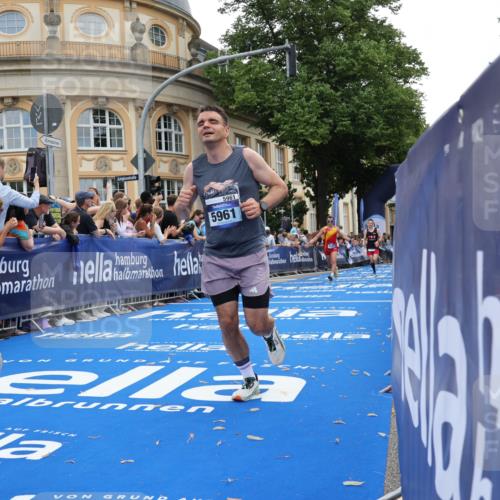29.06.2025 - hella hamburg halbmarathon Strokosch-Dieckow http://msf.ph/oto/8241092 29.06.2025 10:36:47 Ziel 3959, 4865, 5307, 5961, 6529, 7310, 13141, 13343, 14622, 15621, 15939, 18384 meine-sportfotos.de