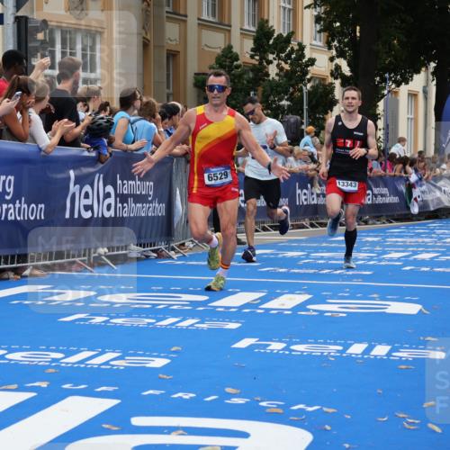 29.06.2025 - hella hamburg halbmarathon Strokosch-Dieckow http://msf.ph/oto/8241104 29.06.2025 10:36:48 Ziel 3959, 4865, 5307, 5961, 6529, 7310, 13141, 13343, 14622, 14691, 15621, 15939, 18384 meine-sportfotos.de