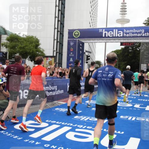 29.06.2025 - hella hamburg halbmarathon Michael Strokosch http://msf.ph/oto/8241107 29.06.2025 10:55:26 Ziel 1130, 2771, 4189, 5287, 5643, 6723, 6938, 8487, 10263, 11184, 12526, 13234, 13236, 13470, 16985, 17603, 17940, 18290, 18380, 18531 meine-sportfotos.de