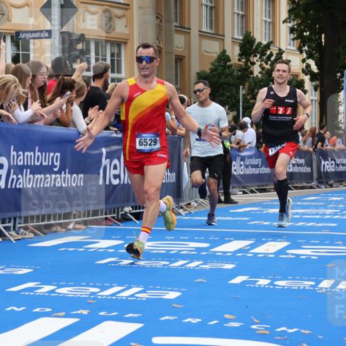 29.06.2025 - hella hamburg halbmarathon Strokosch-Dieckow http://msf.ph/oto/8241129 29.06.2025 10:36:49 Ziel 3959, 4865, 5307, 5961, 6529, 7310, 11620, 13141, 13343, 14691, 15621, 15939, 18384 meine-sportfotos.de