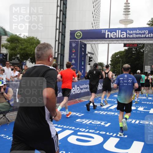 29.06.2025 - hella hamburg halbmarathon Michael Strokosch http://msf.ph/oto/8241137 29.06.2025 10:55:26 Ziel 1130, 2771, 4189, 5287, 5643, 6723, 6938, 8487, 10263, 11184, 12526, 13234, 13236, 13470, 16985, 17603, 17940, 18290, 18380, 18531 meine-sportfotos.de