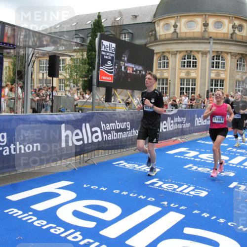 29.06.2025 - hella hamburg halbmarathon Michael Strokosch http://msf.ph/oto/8241148 29.06.2025 10:48:24 Ziel 1537, 3747, 5129, 5362, 5528, 6081, 6923, 7367, 8216, 9770, 11467, 12549, 14797, 15735, 17745, 17982, 18963 meine-sportfotos.de