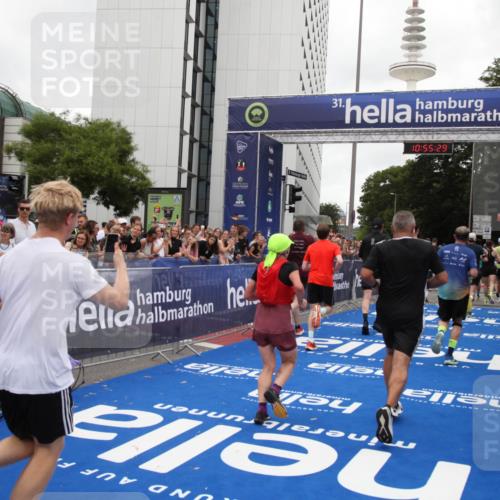 29.06.2025 - hella hamburg halbmarathon Michael Strokosch http://msf.ph/oto/8241195 29.06.2025 10:55:27 Ziel 1130, 2252, 2771, 4189, 4951, 5287, 5643, 6723, 6938, 8487, 11184, 12526, 13234, 13236, 13470, 16213, 16985, 17603, 17940, 18290, 18380, 18531 meine-sportfotos.de